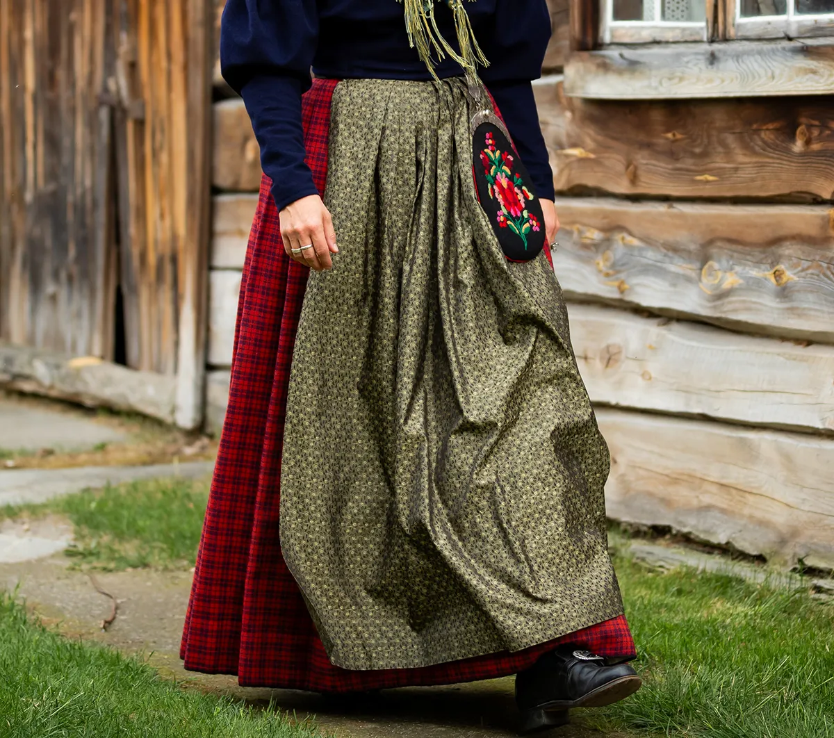 Haltdalsbunad stakk og forkle for dame